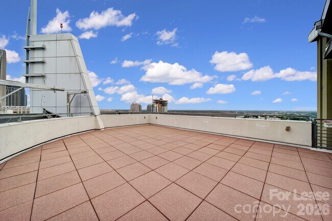 Building Photo - 505 E 6th St