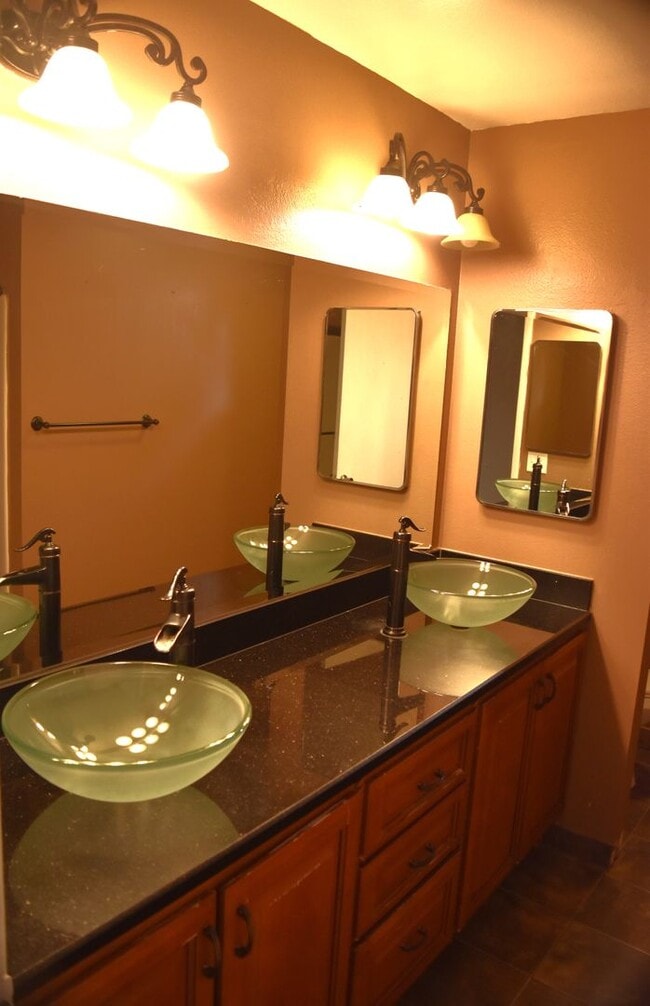 Building Photo - Awesome 5 Bed 2 Bath Home at ASU