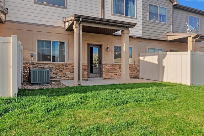 Building Photo - Beautiful Orem Townhome