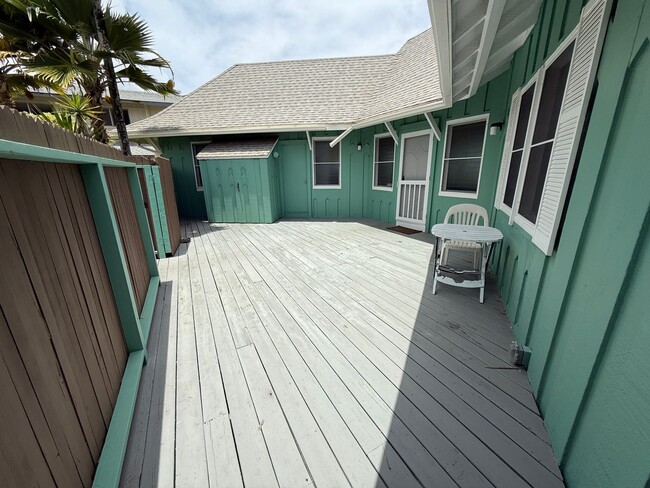 Building Photo - May to October ocean front 2/2 rental
