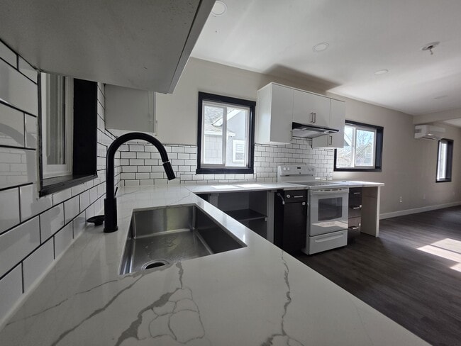 Building Photo - 1060-KE1060 15th St NE