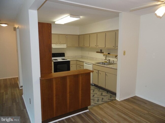 Building Photo - 1602 Raintree Ln