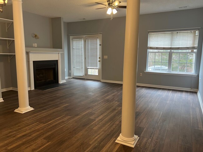 Building Photo - Renovated 3 Bed | 2.5 Bath Townhouse in No...