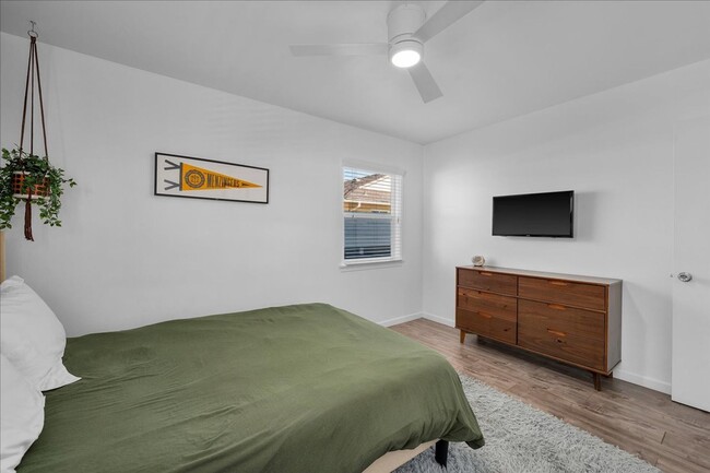 Building Photo - 3 Bed 1 Bath Furnished Home For Rent in La...