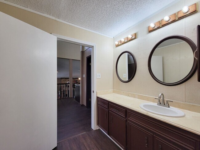 Building Photo - Extremely well maintained home. The second...