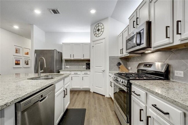 Building Photo - 15400 Summer Ray Dr