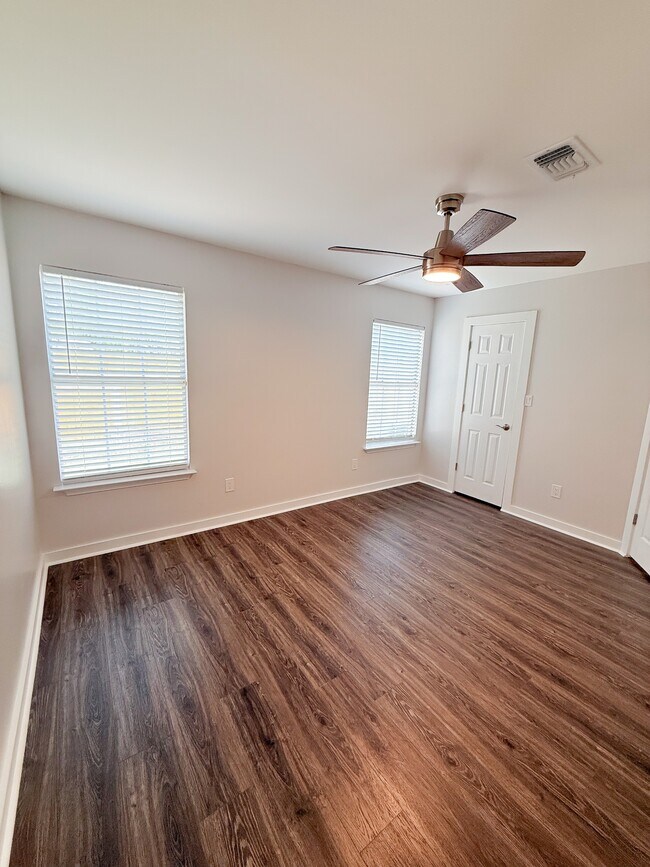 Building Photo - 161 Mirabelle Cir