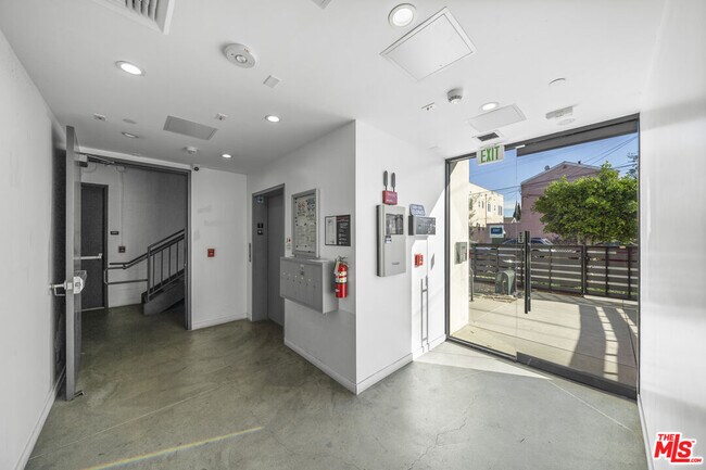 Building Photo - 1229 S Kingsley Dr