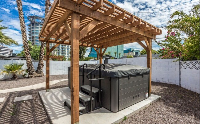 Building Photo - New Rental Price: $2,700 per month (utilities included). Special Conditions: Immediate move-in on...