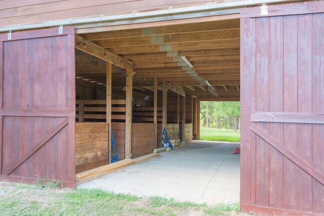 Building Photo - 760 Implement Rd