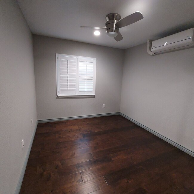Building Photo - Charming 2bedroom, 2bath home, Like New near Land Park Area and City College.
