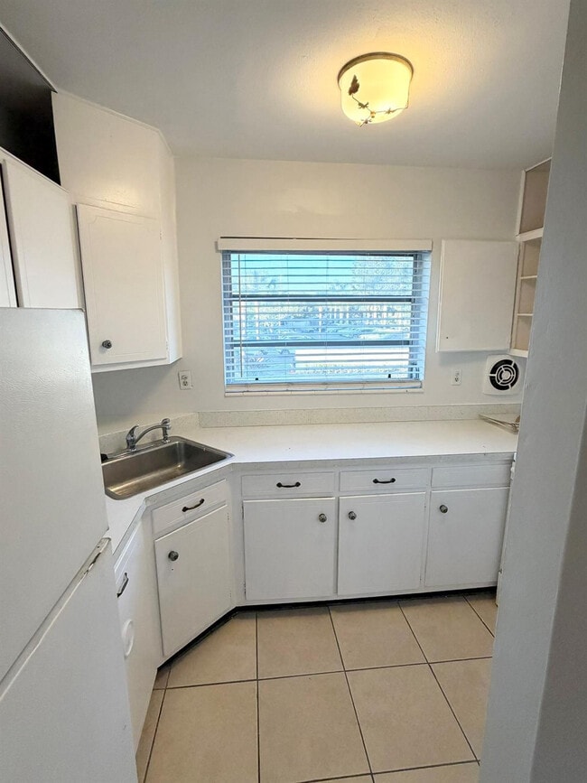 Building Photo - 520 NE 7th Ave