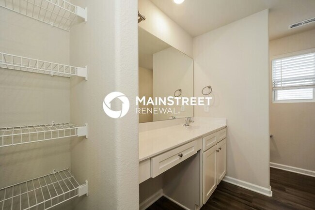 Building Photo - 4 Bedroom Pet-Friendly Home in Greensboro, NC with Main Street Renewal