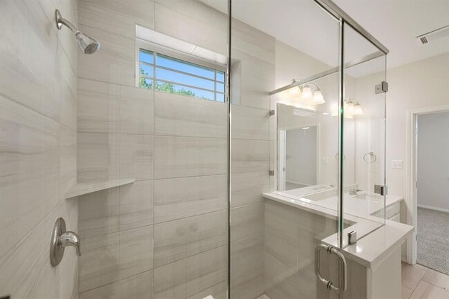 Building Photo - 700 W 6th St