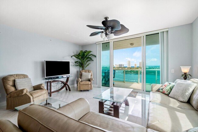 Building Photo - 2640 Lake Shore Dr