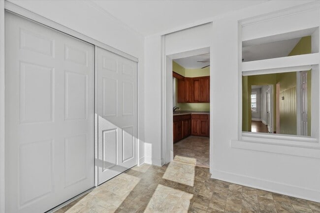 Building Photo - 5033 W Cullom Ave