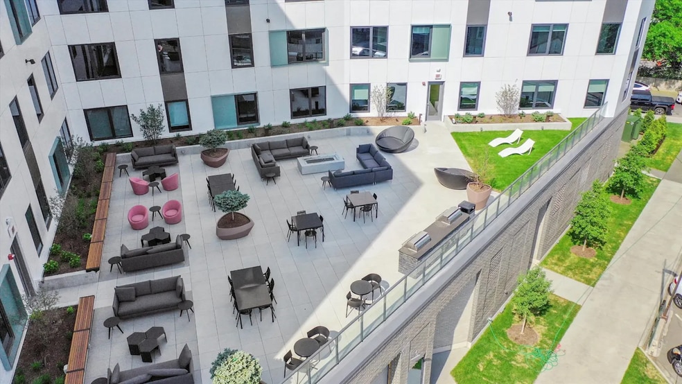 Building Photo - 630 N May St