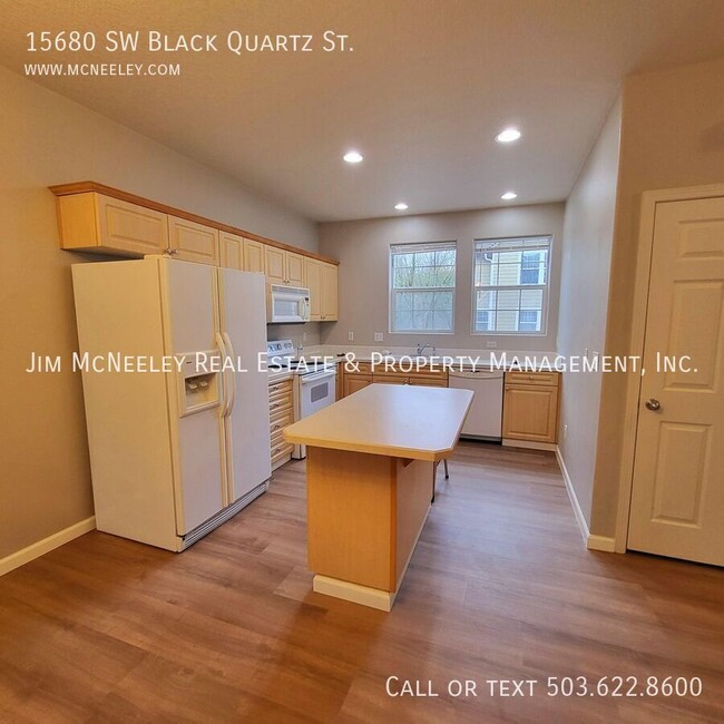 Building Photo - Beautiful townhome with 2 master suites in...