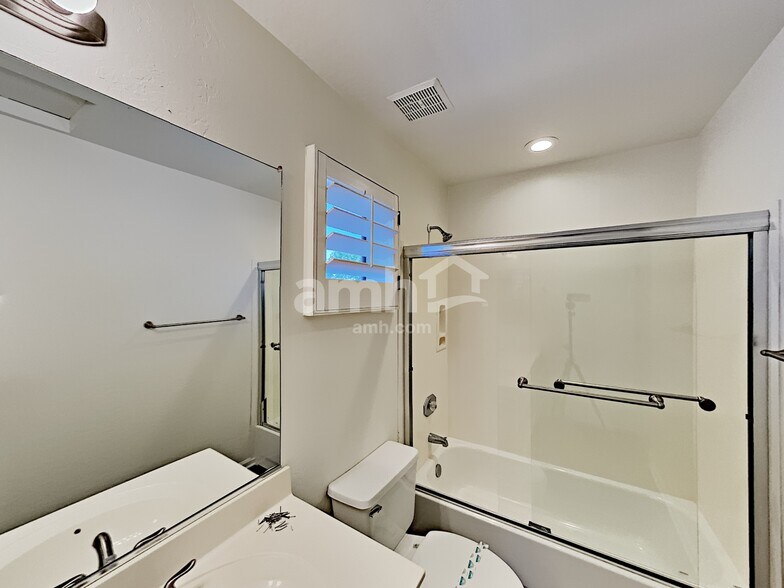 Building Photo - 518 W San Remo St