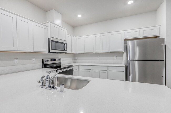 Building Photo - 3 Bedroom 2.5 Bathroom Home with Beautiful Finishes!!