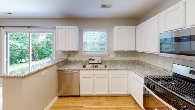 Building Photo - Recently Renovated Single Family Home in t...