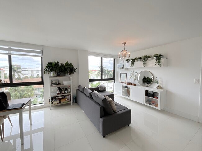 Building Photo - 9800 W Bay Harbor Dr