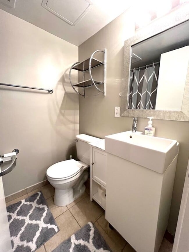 Building Photo - Updated 1+ 1 condo w/ Parking in SW DC -