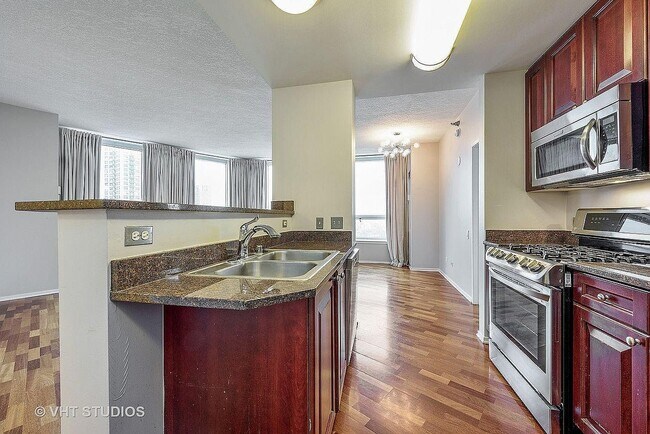 Building Photo - 600 N Kingsbury St