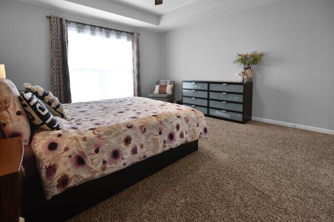 Building Photo - Three Bedroom with Bonus!