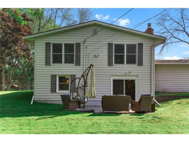 Building Photo - 455 Black Oaks Ln N