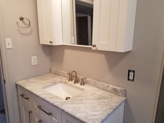 Building Photo - House For Lease