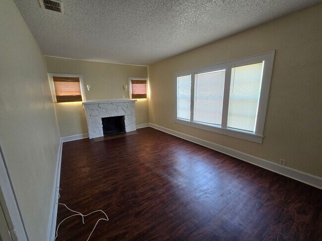 Building Photo - Nice 2 Bedroom & Large extra room that you...