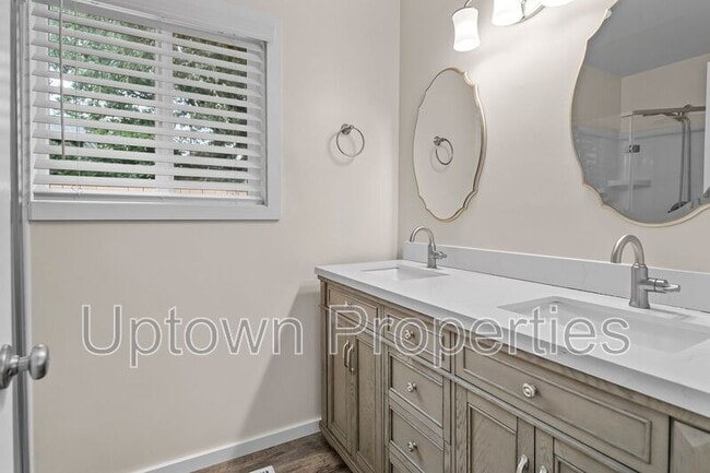 Building Photo - 9520 SW Cypress St