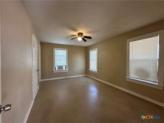 Building Photo - 908 Pecan St