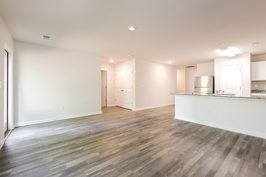 Building Photo - 161 Queens Cir