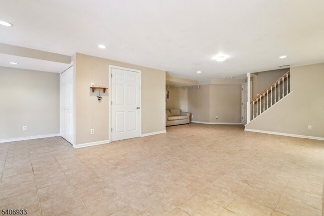 Building Photo - 163 Gladstone Dr