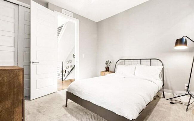 Building Photo - Beautiful 4 bedroom 3 bathroom property in Jefferson Park Denver