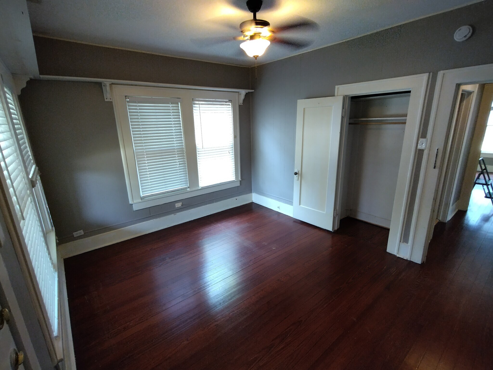 BR1 w closet - 826 W Lynwood Ave