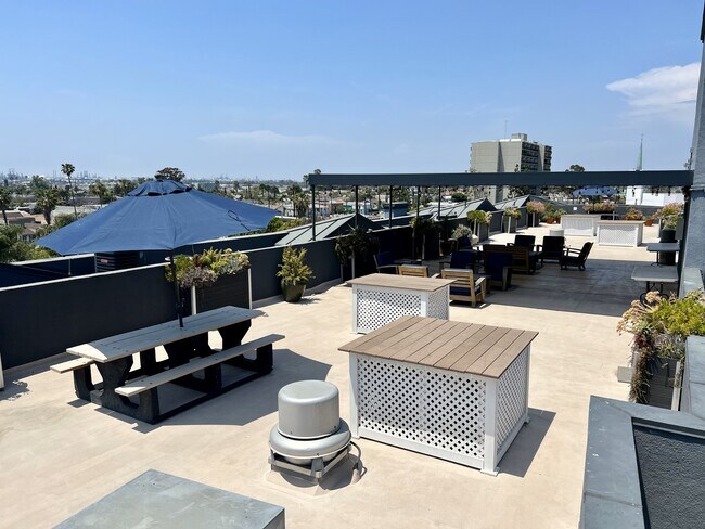 Rooftop Deck - 838 Pine Ave