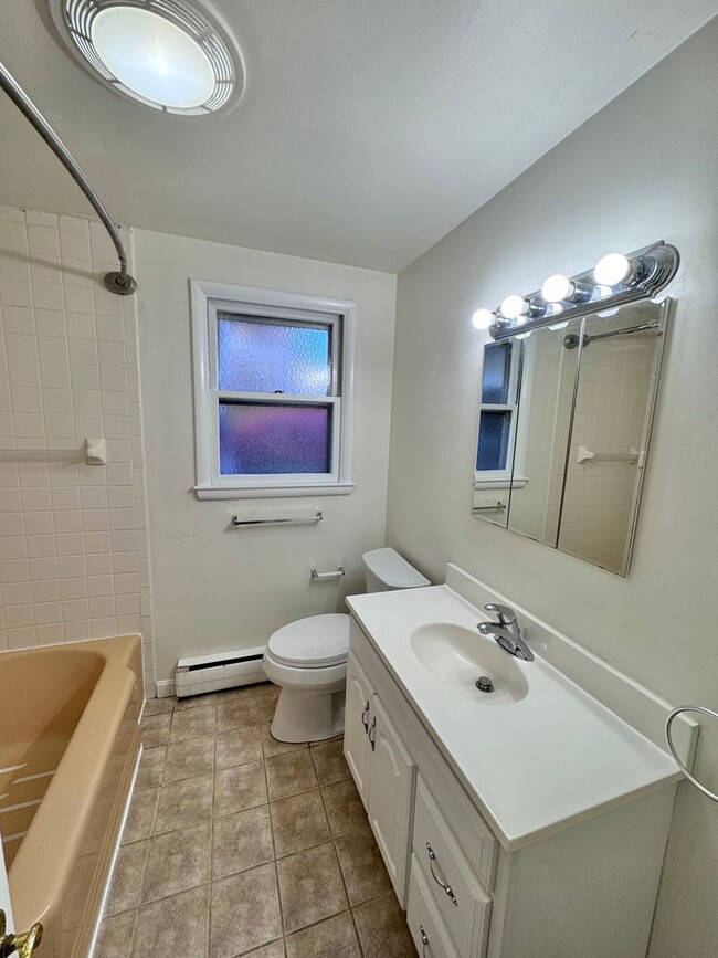 Building Photo - Renovated Single Family 3 Bed / 2.5 Bath w...