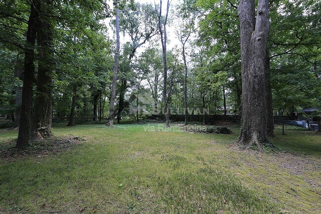 Building Photo - 304 Cheryl Ave