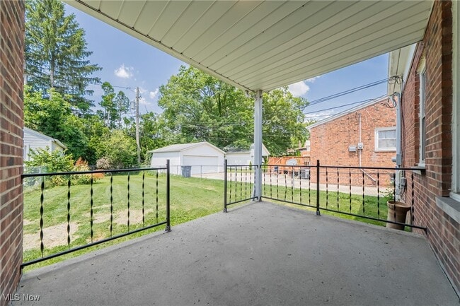 Building Photo - 24111 Edgehill Dr