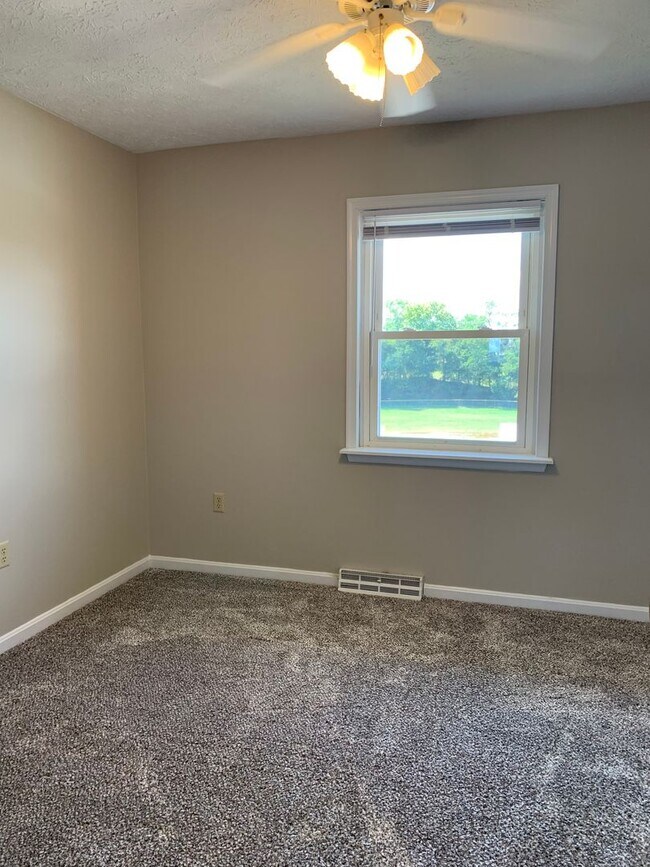 Building Photo - CONTRACT PENDING!!Spacious 2-story, 3 bed/...
