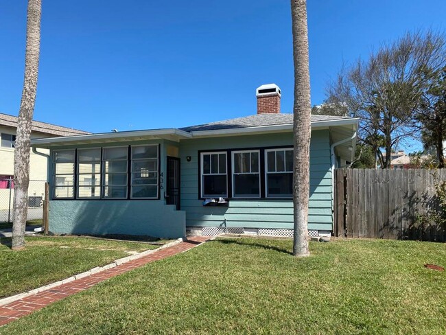 Primary Photo - Adorable Beachside Bungalow!