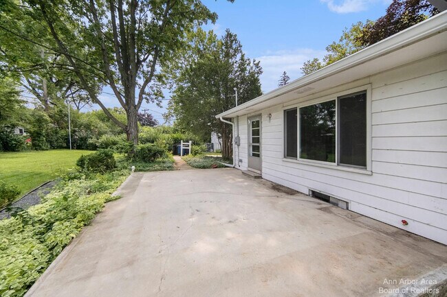 Building Photo - 2923 Burlington Ct