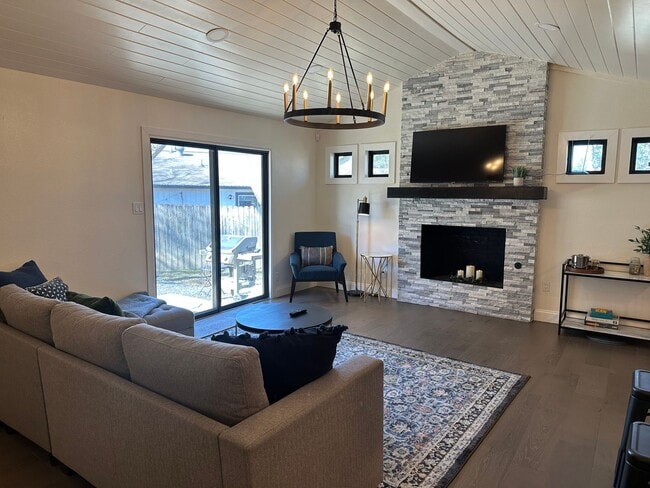 Building Photo - *** Near Domain * Stunning 4 Bedroom House * Fully Furnished * Designer Decorated * High End Luxu...