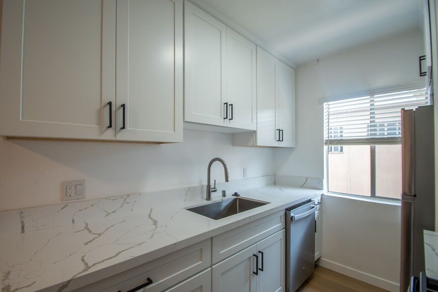Building Photo - 10819 Camarillo St