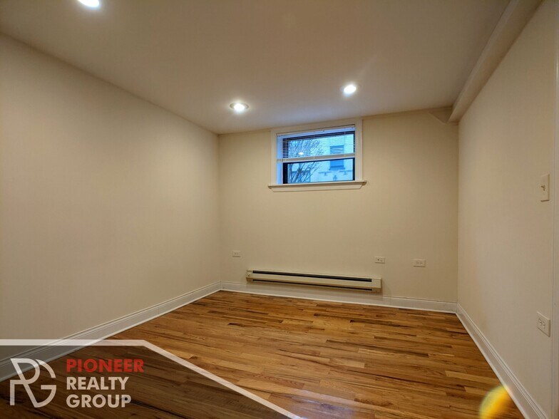 Building Photo - 1129 W Oakdale Ave