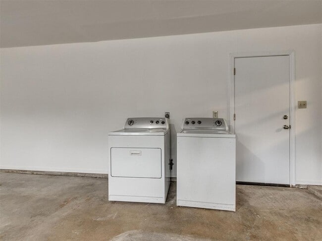 Building Photo - 1639 Westbrooke Terrace