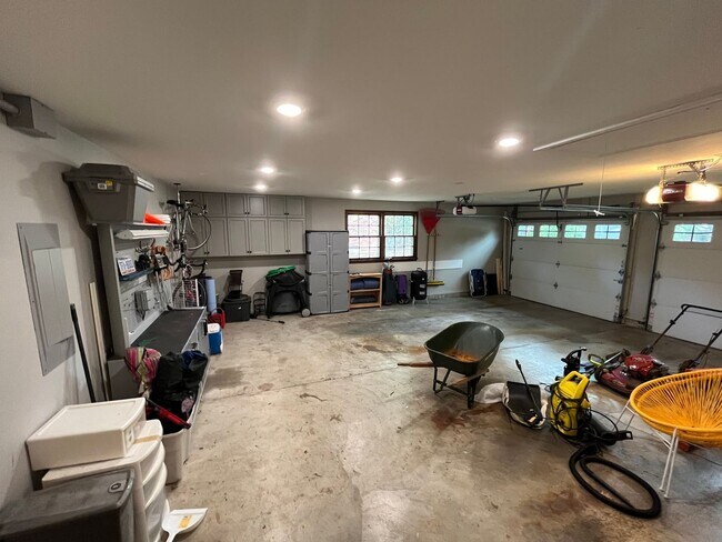 Building Photo - 2842 S Glendale Ave